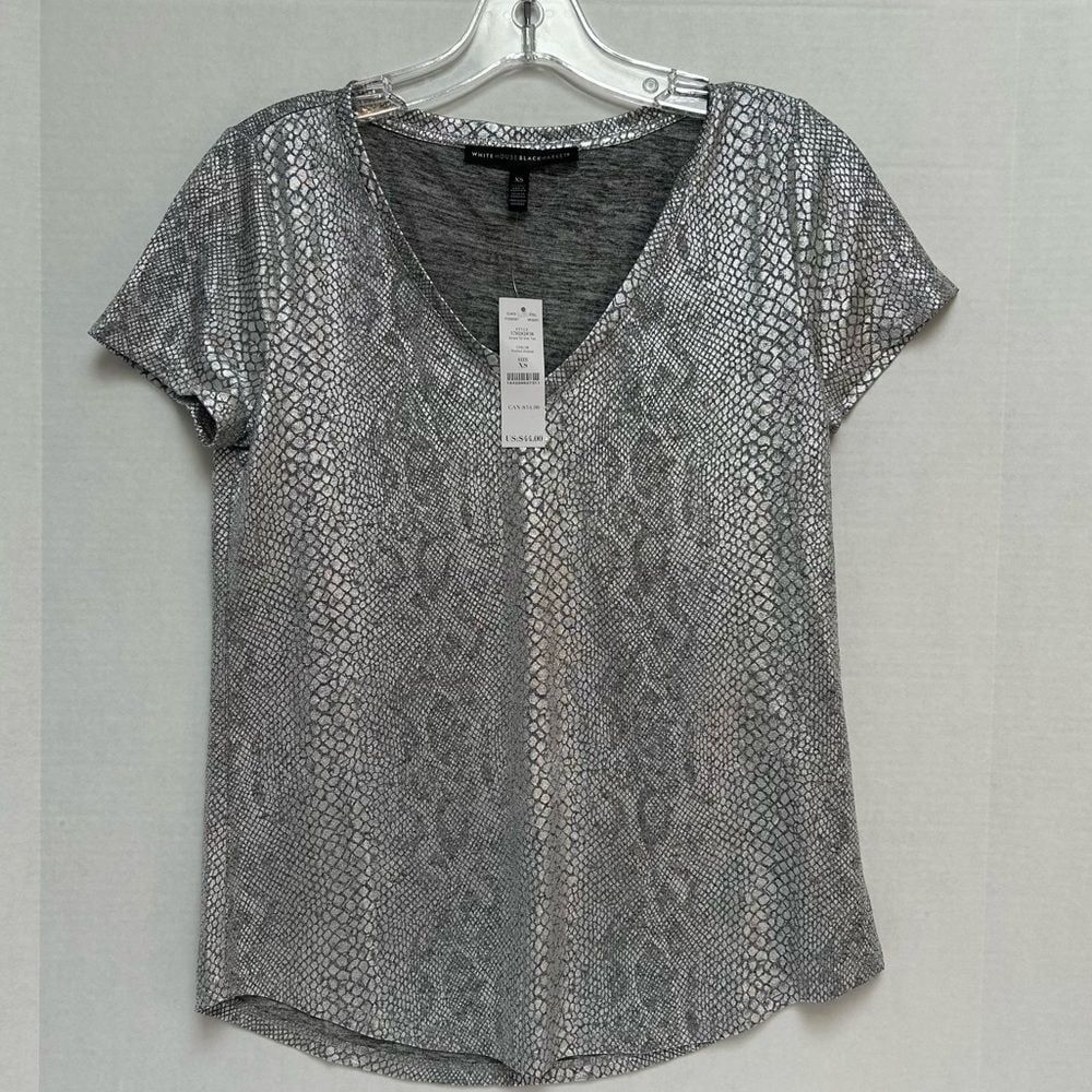 White House Black‎ Market NWT Silver Jersey SA V-Neck Tee Shirt Animal Print XS - Picture 2 of 5
